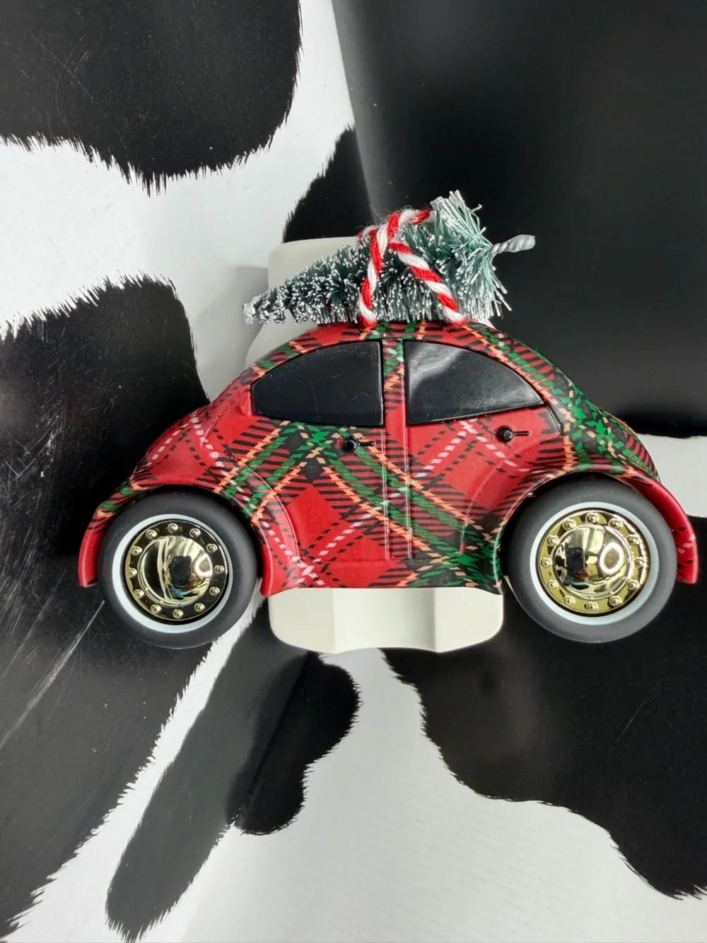 Yankee Candle Plaid Buggy Scent Plug carrying a Christmas Tree